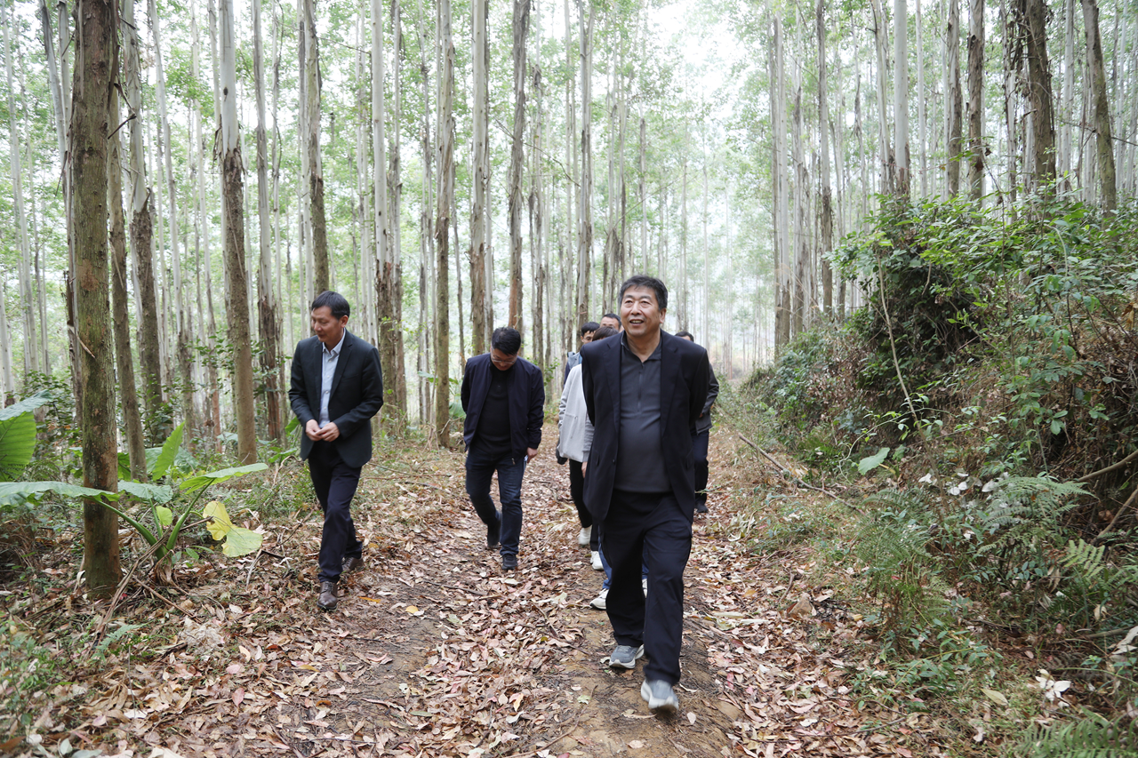 單忠立到雷林公司調(diào)研并慰問(wèn)一線(xiàn)干部職工